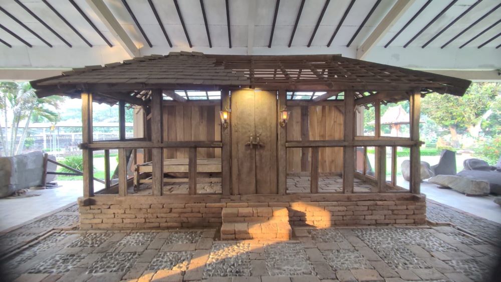SEDERHANA: Rekonstruksi rumah sederhana masyarakat Majapahit di Museum PIM, Trowulan. Bagian dapur rumah menempel di dinding belakang.