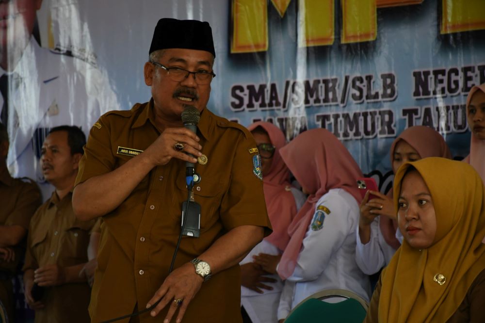 SUNTIK SEMANGAT: Kepala  SMKN 1 Kemlagi Agus Ubaidillah memberikan motivasi kepada peserta didik baru.