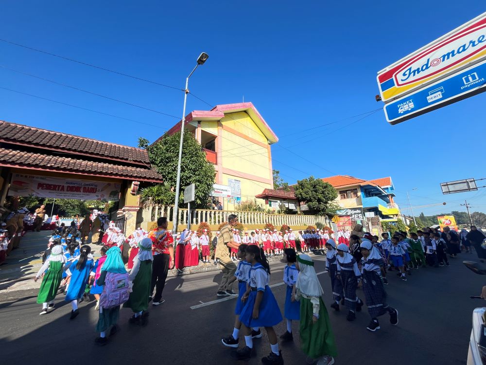 KOMPAK: Kepala sekolah SDN Ketapanrame 1 secara simbolis membuka hari pertama MPLS, Senin (16/7).