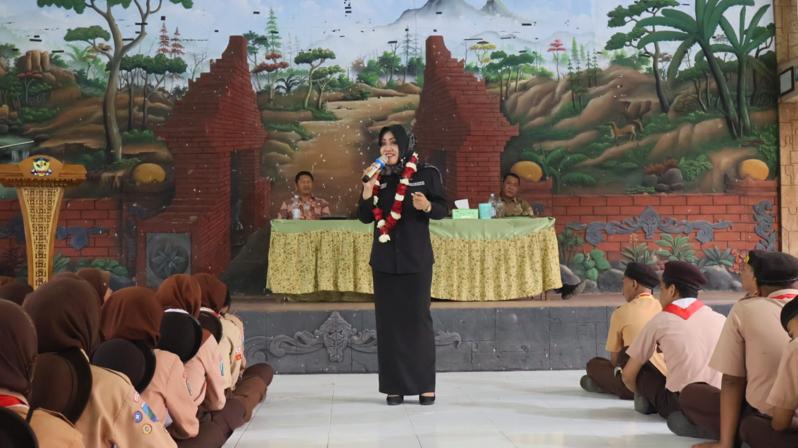 KOMITMEN: Bupati Mojokerto Ikfina Fahmawati menutup secara resmi Masa Pengenalan Lingkungan Sekolah (MPLS) bagi Calon Siswa (Casis) SMAN 1 Gondang.