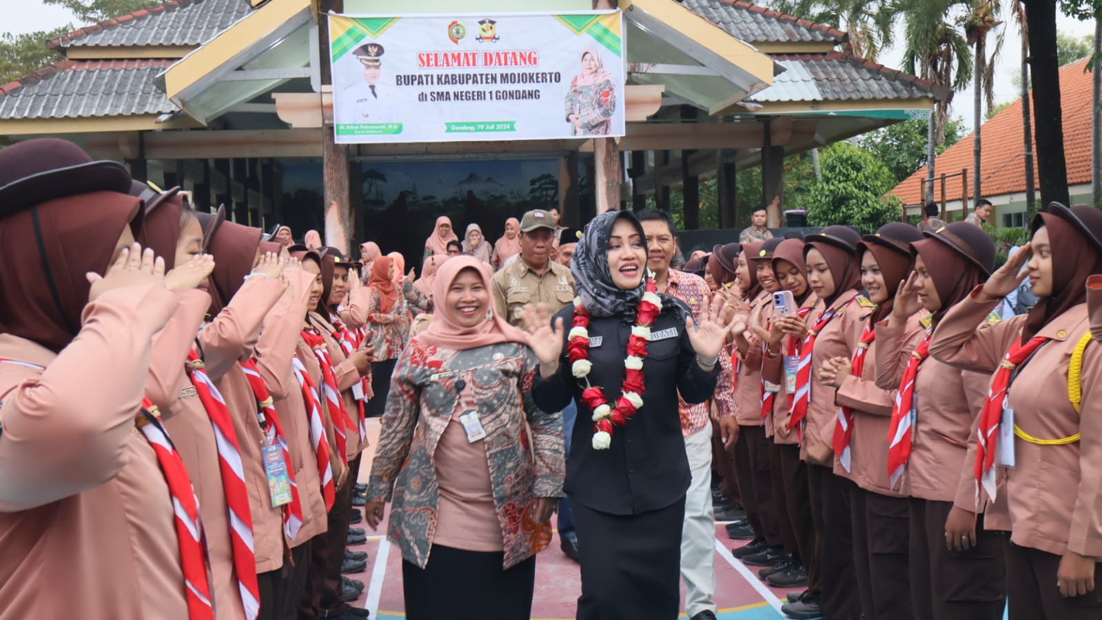 SINERGIS: Kepala SMAN 1 Gondang Rino Indaru Kuswemi bersama Bupati Mojokerto Ikfina Fahmawati Masa Pengenalan Lingkungan Sekolah (MPLS) bagi Calon Siswa (Casis) SMAN 1 Gondang.