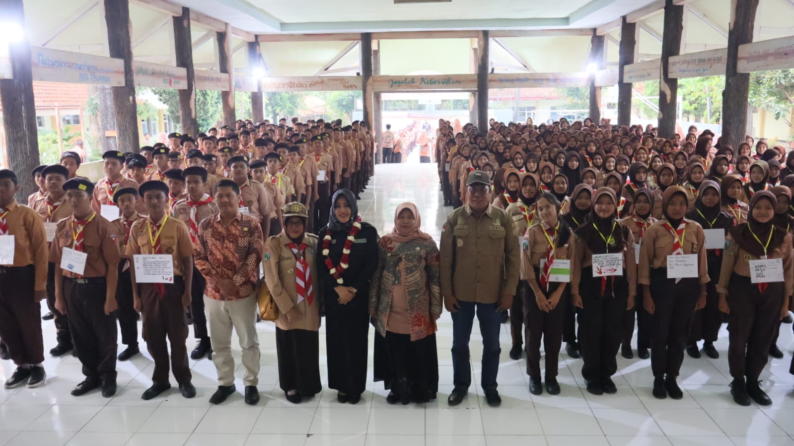 KEBERSAMAAN: Bupati Mojokerto Ikfina Fahmawati dan undangan bersama Calon Siswa (Casis) SMAN 1 Gondang.