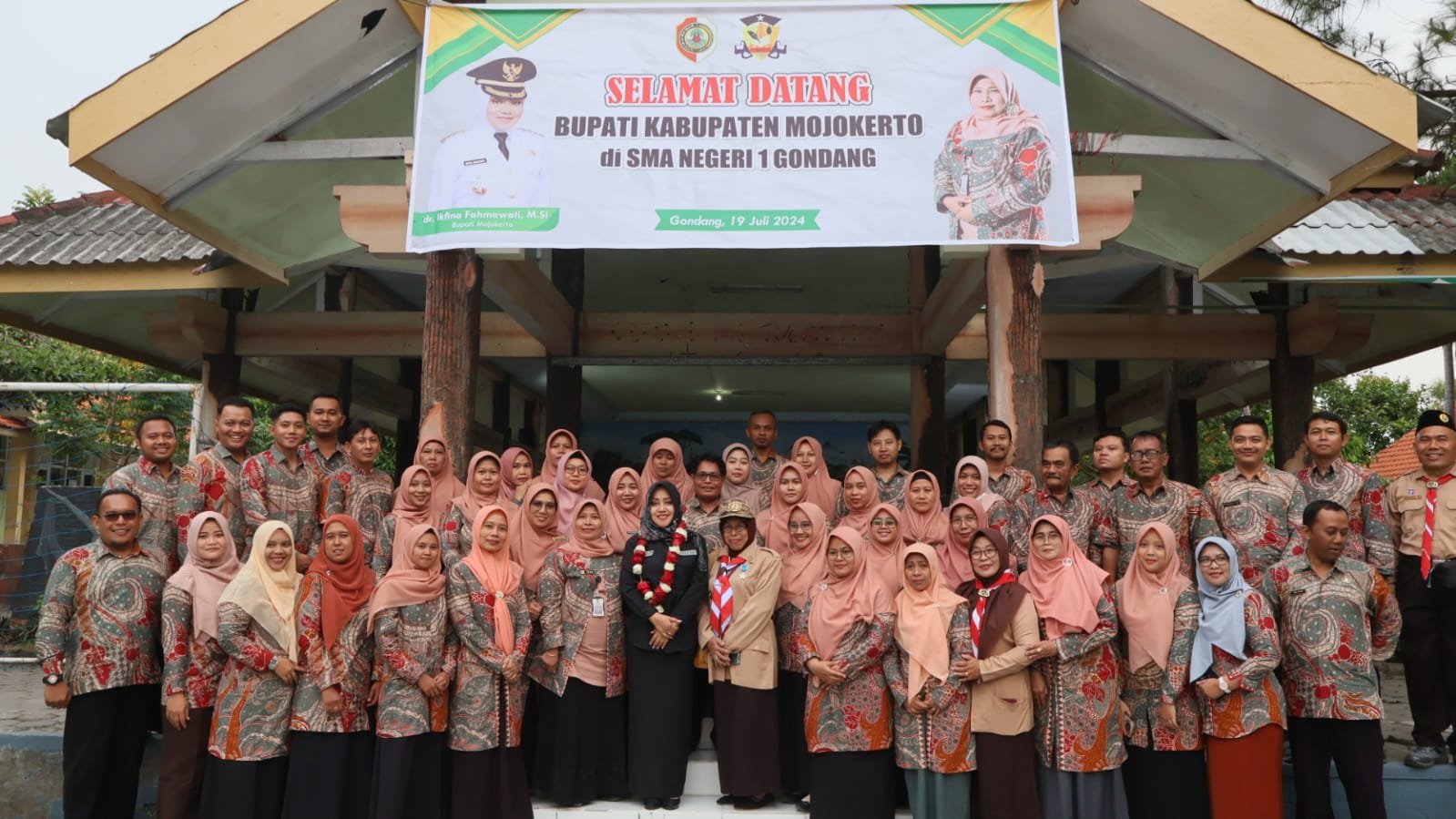 KOMPAK: Bupati Mojokerto Ikfina Fahmawati bersama guru dan staf SMAN 1 Gondang.