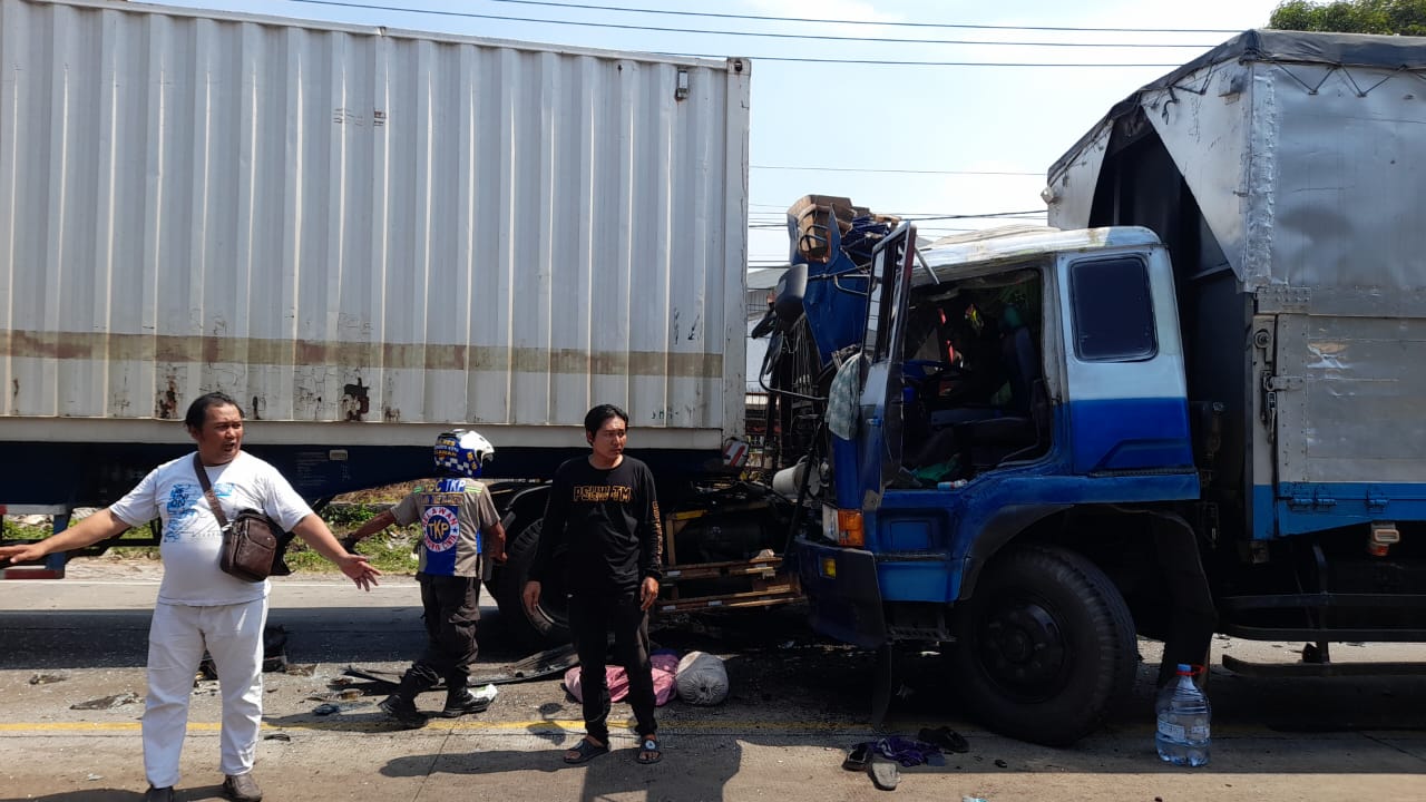 NAHAS: Truk fuso wing boks ringsek usai adu moncong dengan truk fuso lainnya saat melintas di Jalan Raya Bypass, Kelurahan Gunung Gedangan, Kecamatan Magersari, Kota Mojokerto, Senin (22/7) siang.&nbsp;