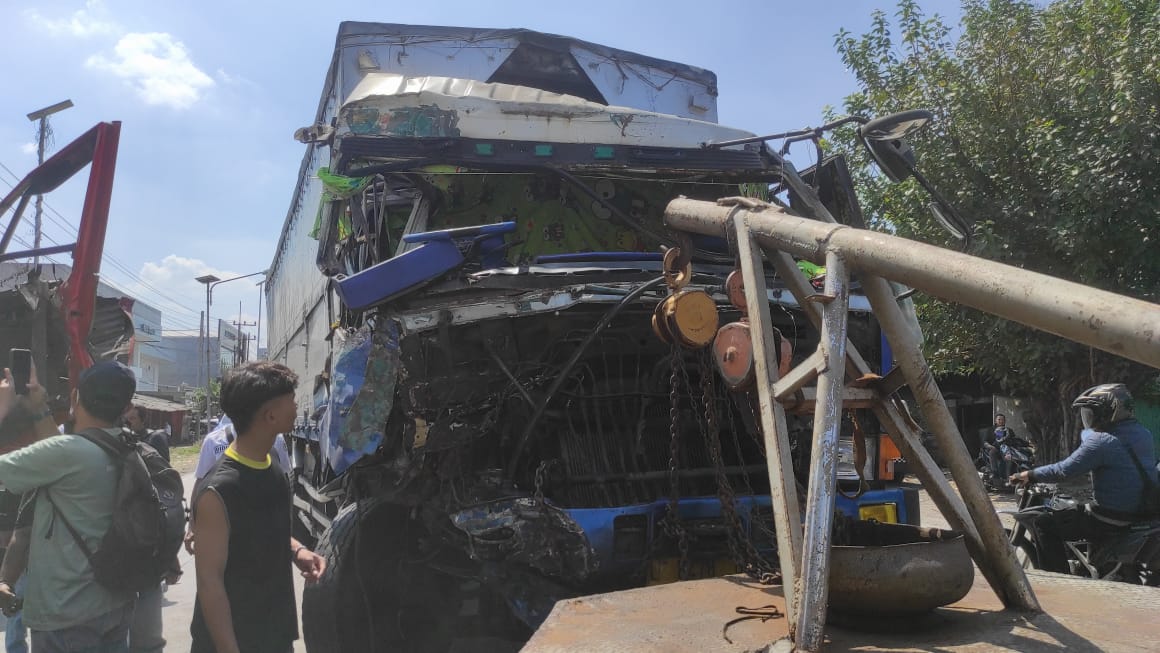 NAHAS: Truk fuso wing boks ringsek usai adu moncong dengan truk fuso lainnya saat melintas di Jalan Raya Bypass, Kelurahan Gunung Gedangan, Kecamatan Magersari, Kota Mojokerto, Senin (22/7) siang.&nbsp;