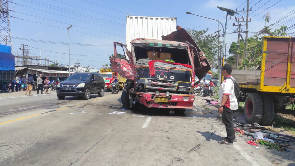 NAHAS: Truk fuso wing boks ringsek usai adu moncong dengan truk fuso lainnya saat melintas di Jalan Raya Bypass, Kelurahan Gunung Gedangan, Kecamatan Magersari, Kota Mojokerto, Senin (22/7) siang.&nbsp;