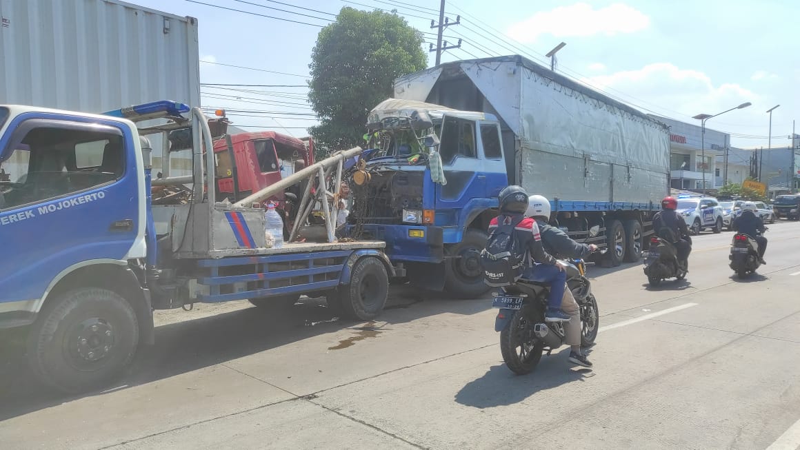 NAHAS: Truk fuso wing boks ringsek usai adu moncong dengan truk fuso lainnya saat melintas di Jalan Raya Bypass, Kelurahan Gunung Gedangan, Kecamatan Magersari, Kota Mojokerto, Senin (22/7) siang.&nbsp;