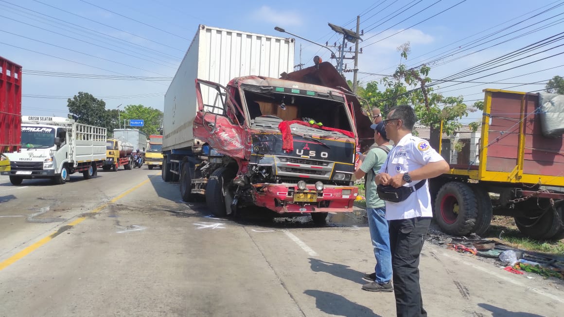 RINGSEK: Kondisi kendaraan truk selepas kecelakaan di Bypass Kota Mojokerto, Senin (22/7).