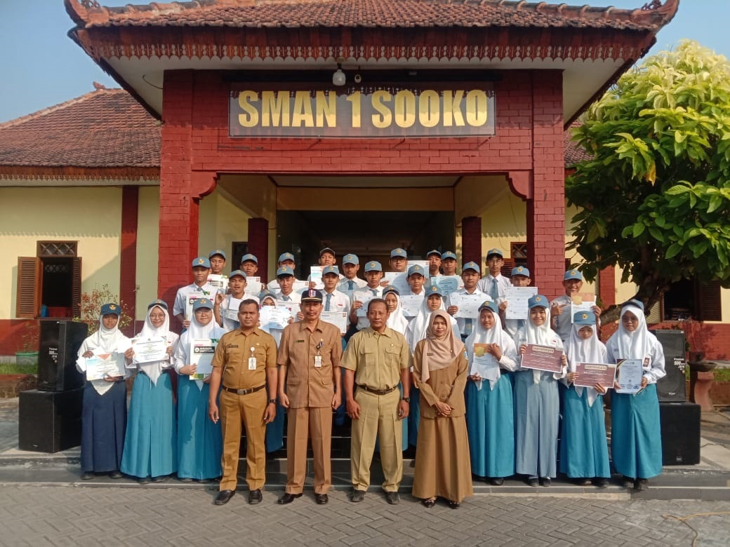 MEMBANGGAKAN: Kepala SMAN 1 Sooko Sutoyo bersama siswa peraih prestasi, mulai tingkat kabupaten, regional, nasional hingga internasional.