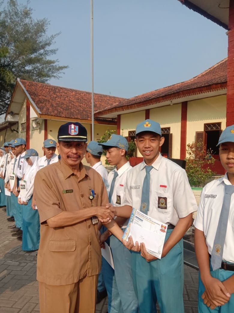 APRESIASI: Kepala SMAN 1 Sooko Sutoyo menyerahkan piagam penghargaan pada siswa berprestasi.