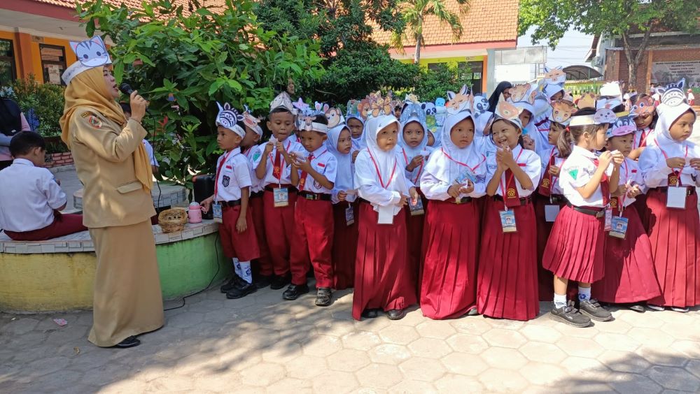 SERU: Siswa baru didampingi guru SDN Mojosulur 1 menilik lingkungan sekolah membentuk permainan barisan kereta.