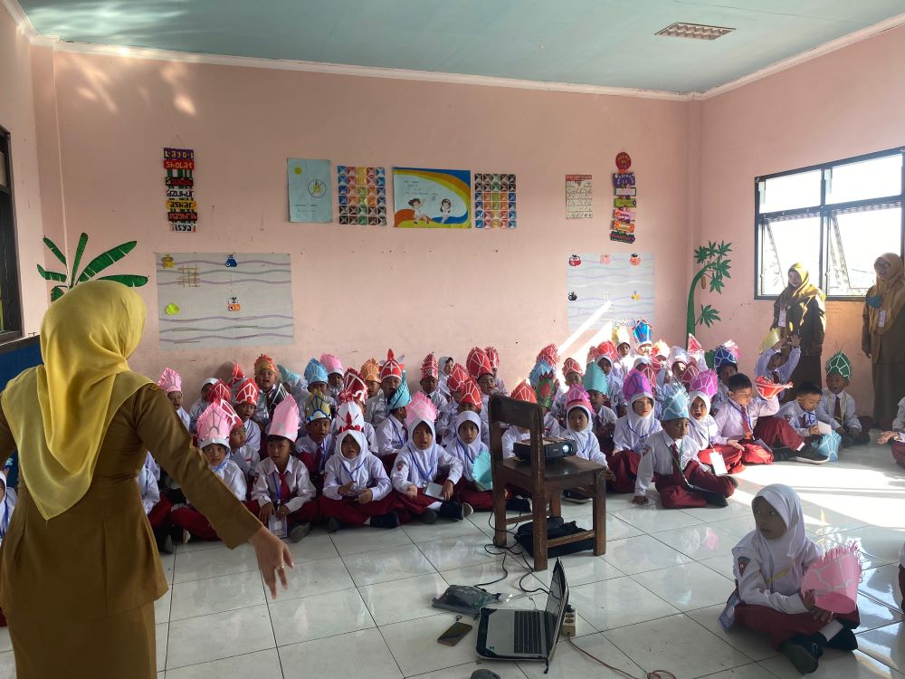 KREATIF: Siswa SDN Wonokusumo mengikuti acara perkenalan yang dikemas dengan menyanyi bersama.