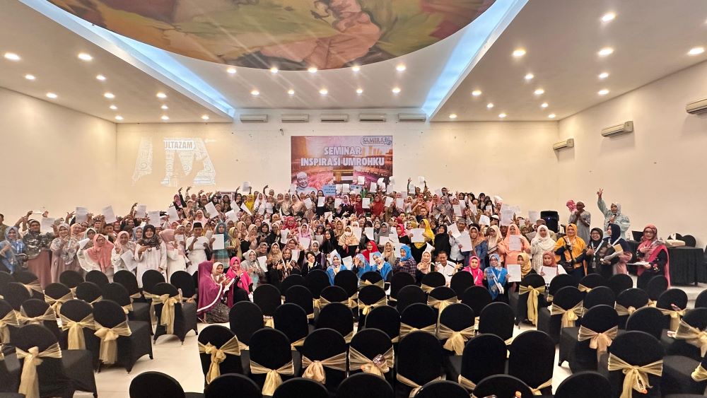 PEMBEKALAN: Ratusan peserta seusai mendapatkan suntikan motivasi dari seminar inspirasi dari Samira Travel, Minggu (21/7).