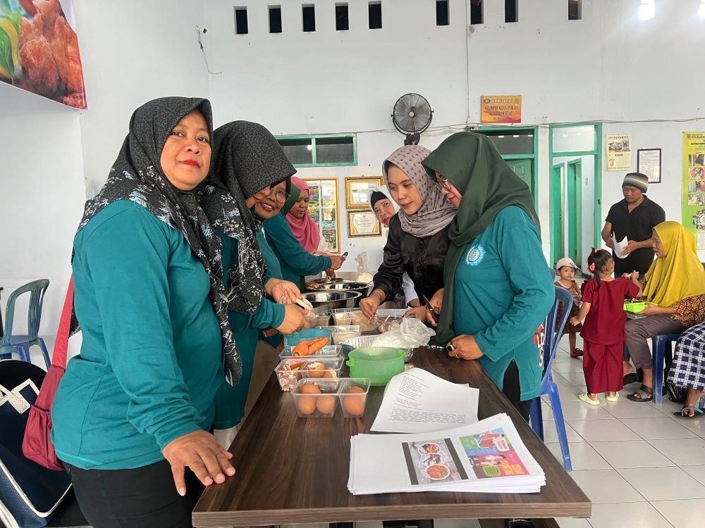 PEMBINAAN: TP PKK Kelurahan Balongsari, Kecamatan Magersari, Kota Mojokerto saat membekali pelatihan pembuatan nugget ikan patin.