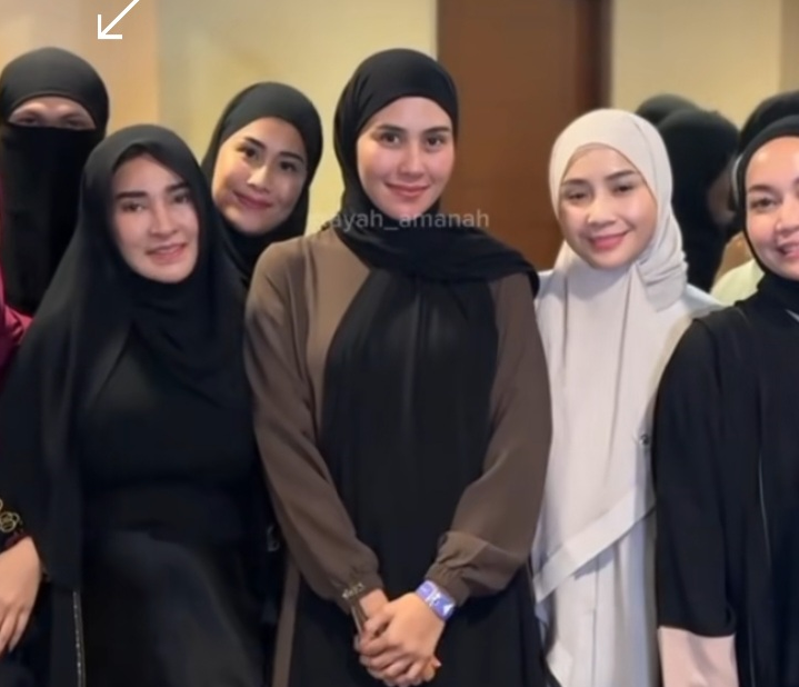 Stylist Ternama Wanda Hara Pakai Cadar di Acara Kajian Ustadz Hanan Attaki