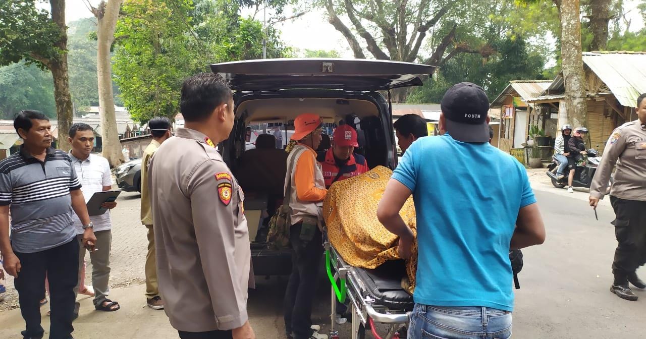 PENANGANAN: Jasad korban dievakuasi ke rumah duka setelah petugas melakukan olah tempat kejadian perkara, Selasa (23/7).&nbsp;