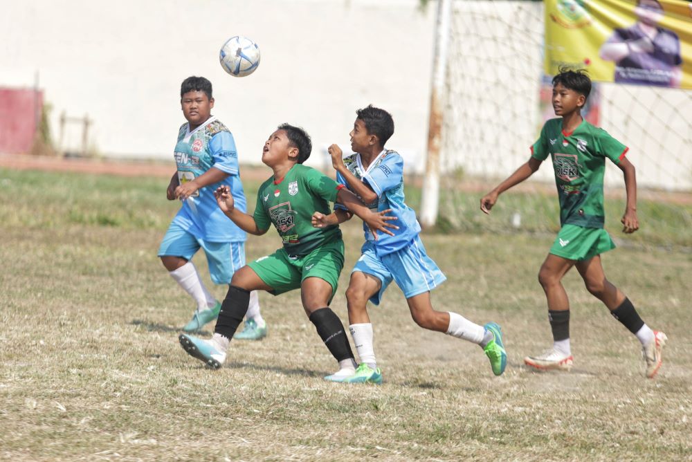 AJANG PEMBINAAN: Pertandingan kompetisi usia dini Piala Pj Wali Kota Mojokerto di Stadion Gelora Ahmad Yani, Minggu (21/7).