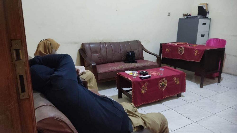 DIPROSES: Oknum PNS Pemkab dan oknum tenaga honorer ketika dimediasi di balai Desa Sambiroto, Kecamatan Sooko, Kabupaten Mojokerto, beberapa waktu lalu.