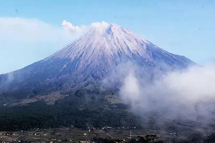Status Gunung Semeru Erupsi, Masyarakat Diimbau Berhati-hati