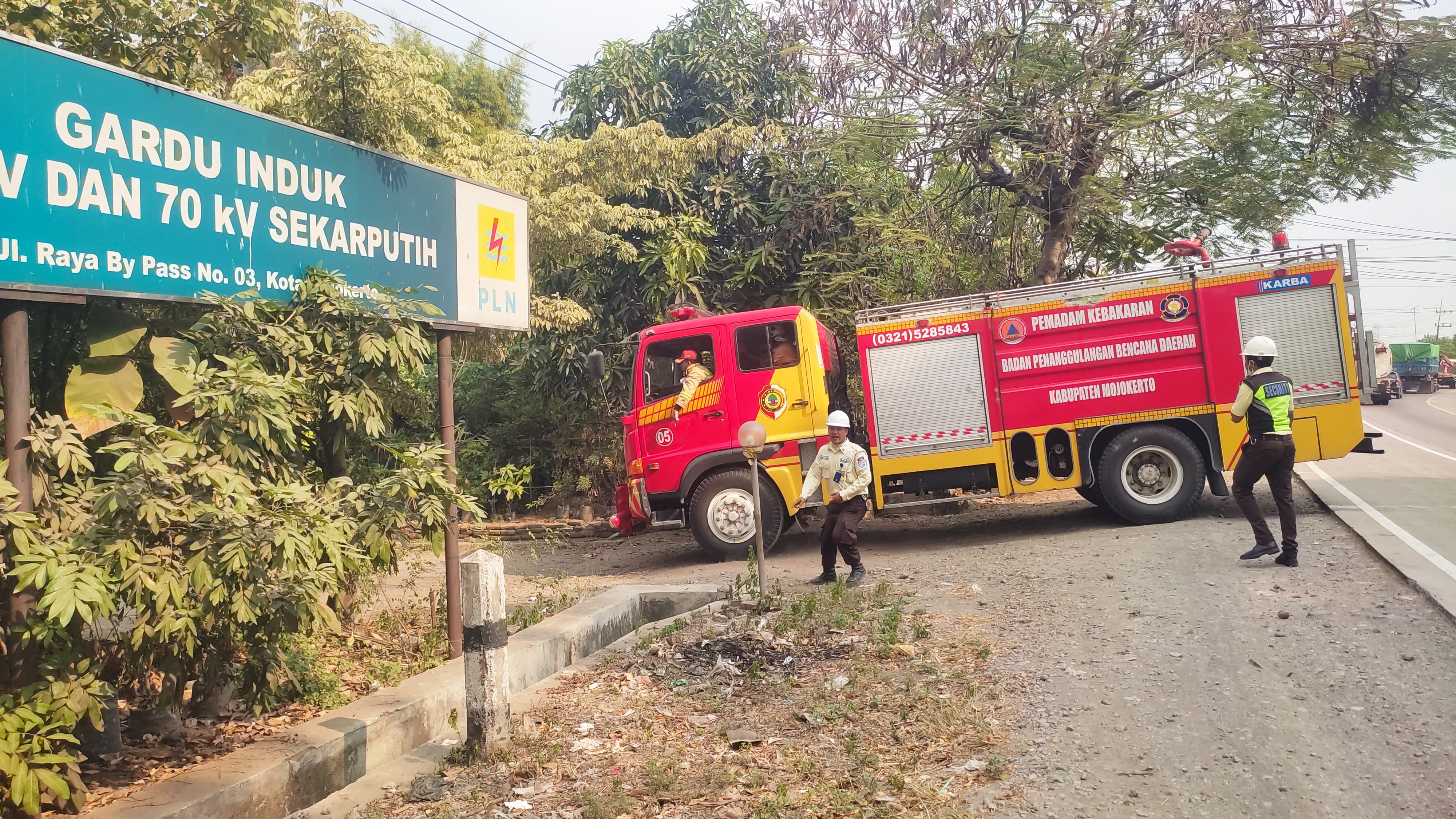 KERAHKAN PERSONEL: Armada Damkar BPDB Kabupaten Mojokerto turut dikerahkan untuk memadamkan kebakaran yang melanda PLN Gardu Induk Sekarputih, Kota Mojokerto, Rabu (24/7) siang.