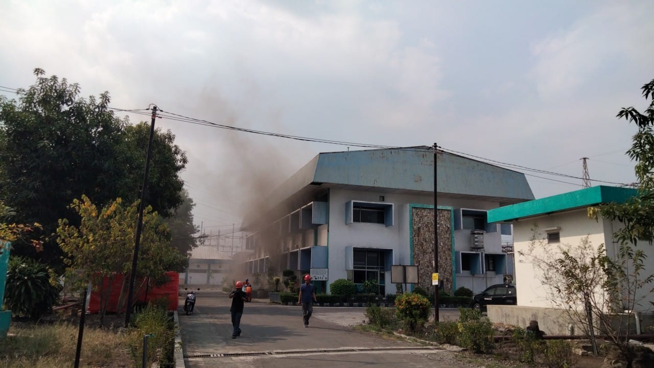 MENGEPUL: Asap tebal mengepul dari dalam gedung PLN Gardu Induk Sekarputih, Kelurahan Kedundung, Kecamatan Magersari, Kota Mojokerto, Rabu (24/7) siang.