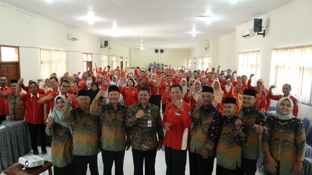KERJA SAMA: Kepala Cabang Dinas Pendidikan Wilayah Kabupaten dan Kota Mojokerto Mudianto, SPd, MM bersama stakeholder SMK Negeri 1 Mojoanyar.