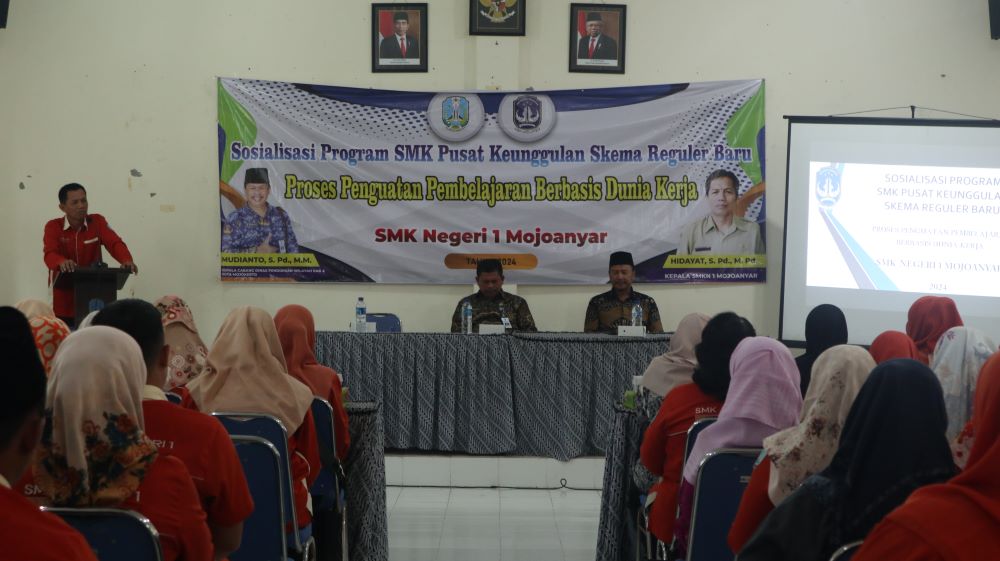 GEMILANG: Kepala SMK Negeri 1 Mojoanyar Hidayat, SPd, MPd menyosialisasikan prestasi SMK Negeri 1 Mojoanyar yang berhasil menyabet gelar SMK-PK.