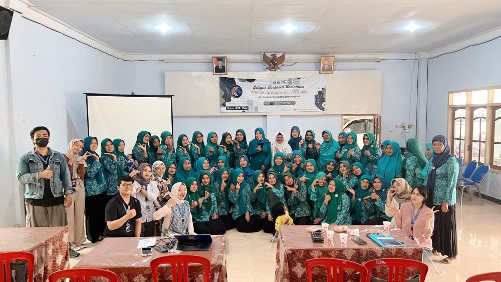 SEMANGAT BELAJAR: Anggota TP PKK Desa Karangkuten antusias menyimak penyampaian materi program 101 public speaking oleh mahasiswa Unair Surabaya.