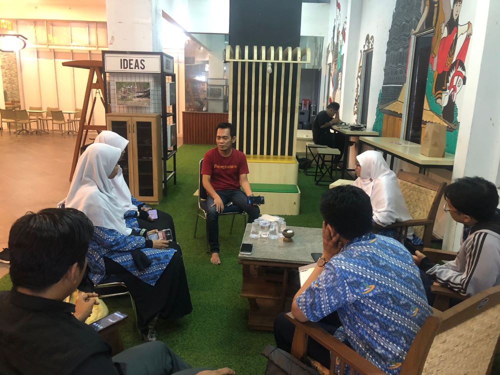 DISKUSI: Yayasan Permata Mojokerto sharing tentang ilmu digital dengan Manajer Online JPRM Imron Arlado, di Darmo Corner Sunrise Mall, kemarin (24/7).