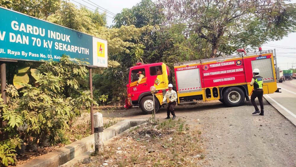 KERAHKAN PERSONEL: Armada Damkar BPDB Kabupaten Mojokerto turut dikerahkan untuk memadamkan kebakaran yang melanda PLN Gardu Induk Sekarputih, Kecamatan Magersari, kemarin (24/7).
