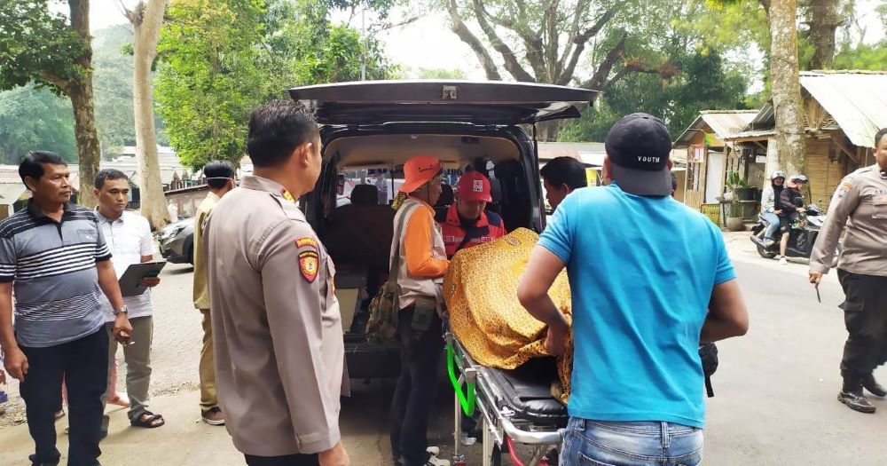 PENANGANAN: Jasad korban dievakuasi ke rumah duka setelah petugas melakukan olah tempat kejadian perkara, Selasa (23/7).