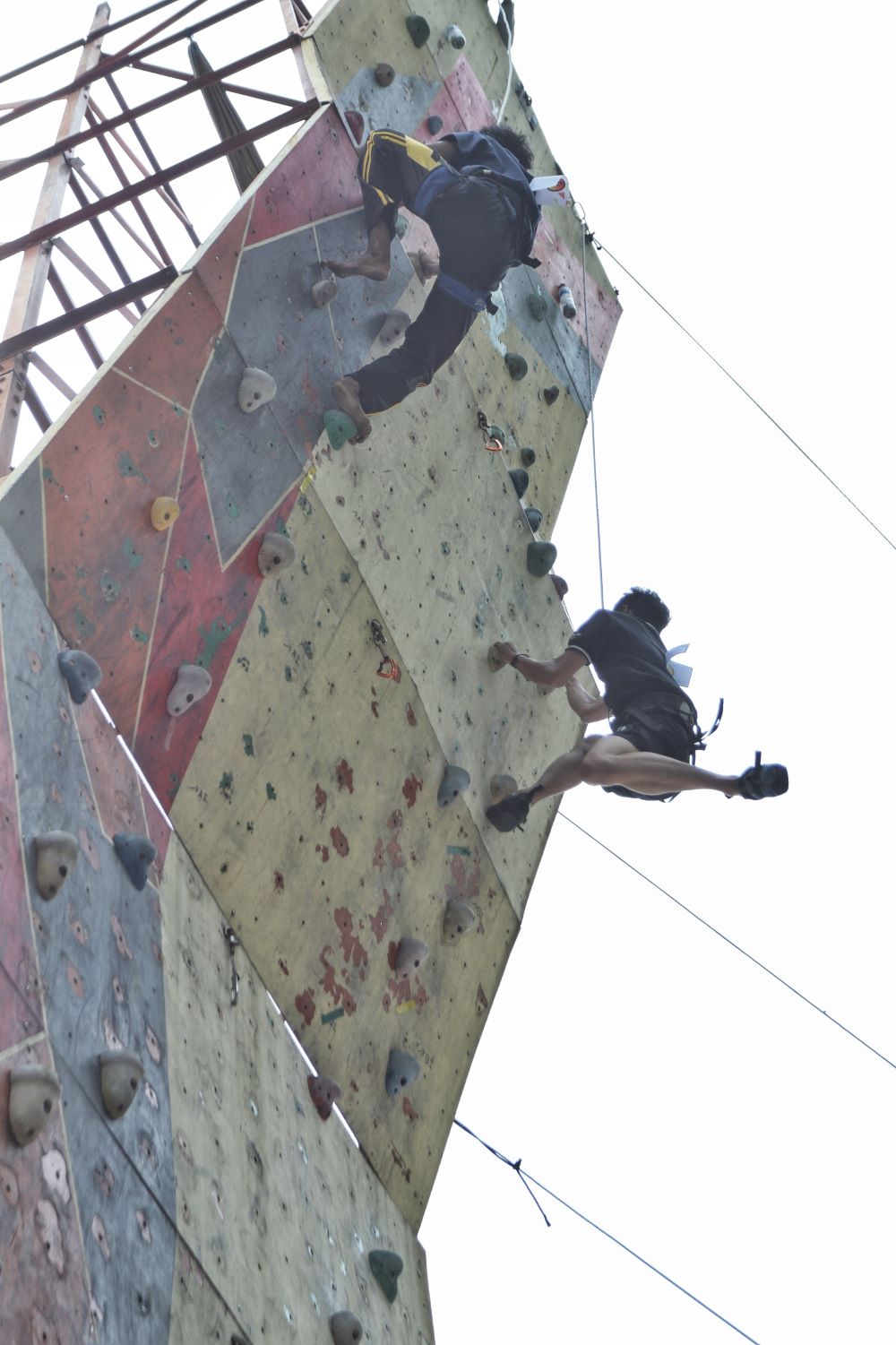 PENJARINGAN ATLET: Peserta Kejurkot Panjat Tebing beradu cepat dalam lomba speed climbing di halaman GOR Tenis Indoor, Kota Mojokerto, (30/6).