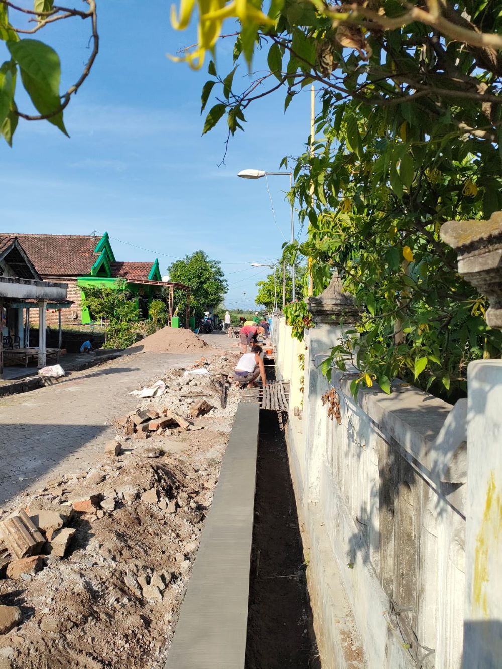 PRIORITAS: Proses pembangunan jalan lingkungan dan drainase di Desa Sekargadung, Kecamatan Pungging.