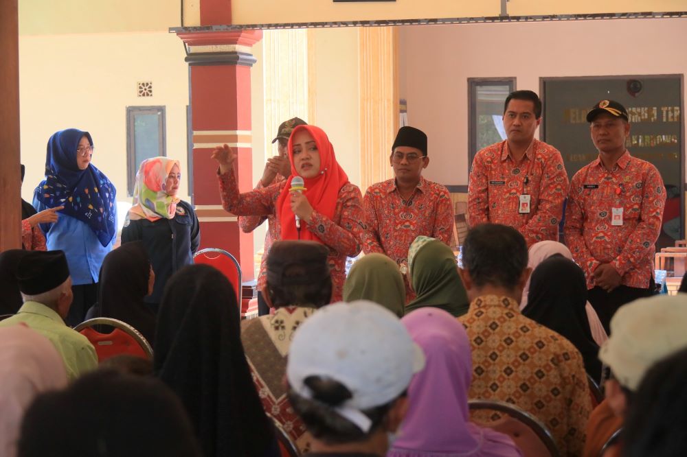 SEMRINGAH: Bupati Ikfina Fahmawati menyalurkan paket sembako ke sejumlah warga pra sejahtera, di balai Desa Lakarowo, Kecamatan Jetis, kemarin (25/7).
