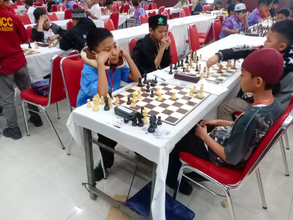 TINGKAT PROVINSI: Atlet Kabupaten Mojokerto tampil di Kejurprov Catur Jatim 2024 di Gedung Kesenian Aryo Blitar, Kota Blitar.