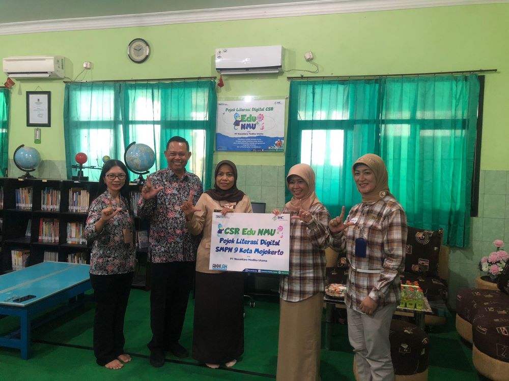 PEDULI: Direktur PT Nusantara Medika Utama dr Titin Amrih Wilujeng menyerahkan CSR literasi digital pada SMPN 9 Mojokerto, kemarin (26/7).