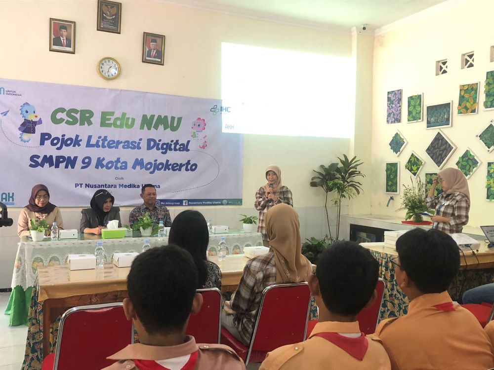 ANTUSIASME: Peserta didik dan guru SMPN 9 Mojokerto menyimak sambutan Direktur PT Nusantara Medika Utama dr Titin Amrih Wilujeng.