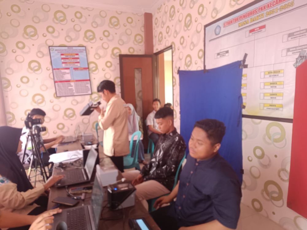 JEMPUT BOLA: Dispendukcapil Kabupaten Mojokerto kembali membuka pelayanan di hari libur untuk mempercepat perekaman e-KTP pemilih pemula Pilkada 2024.