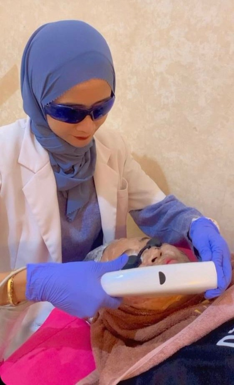TREATMENT: dr Fernanda Irfatul Laily tengah melakukan tindakan IPL acne pada pasien.