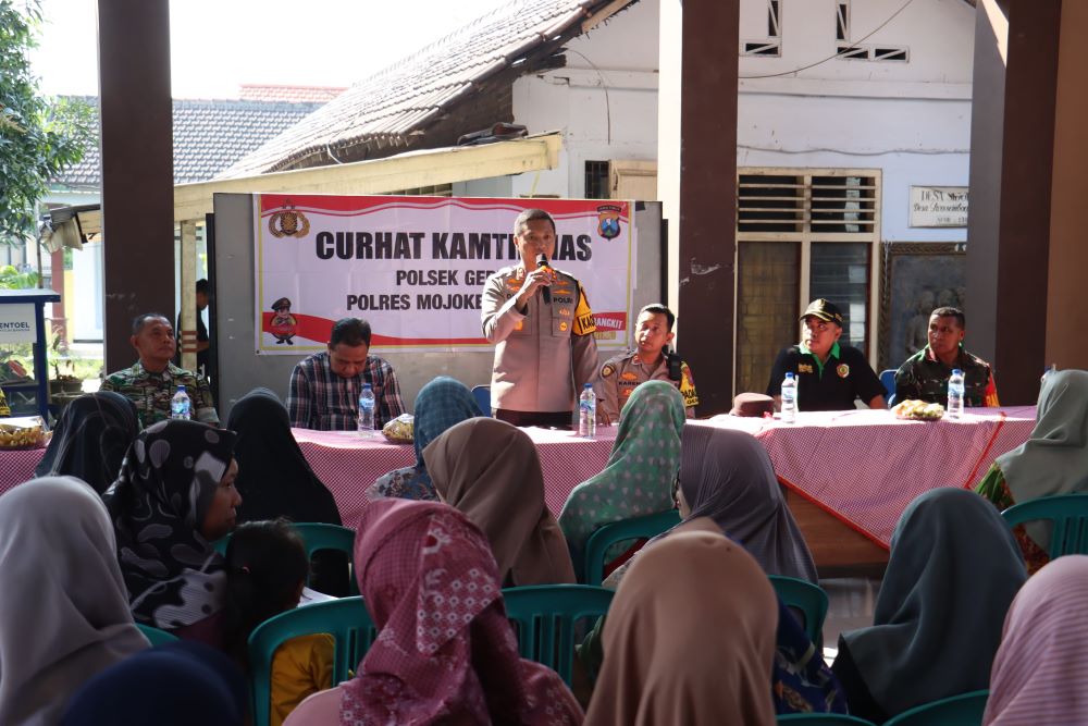 DENGAR KELUHAN: Kapolres Mojokerto Kota AKBP Daniel S. Marunduri memberikan penjelasan pada warga saat Jumat Curhat, di Desa Sidoharjo, Kecamatan Gedeg, Jumat (26/7).