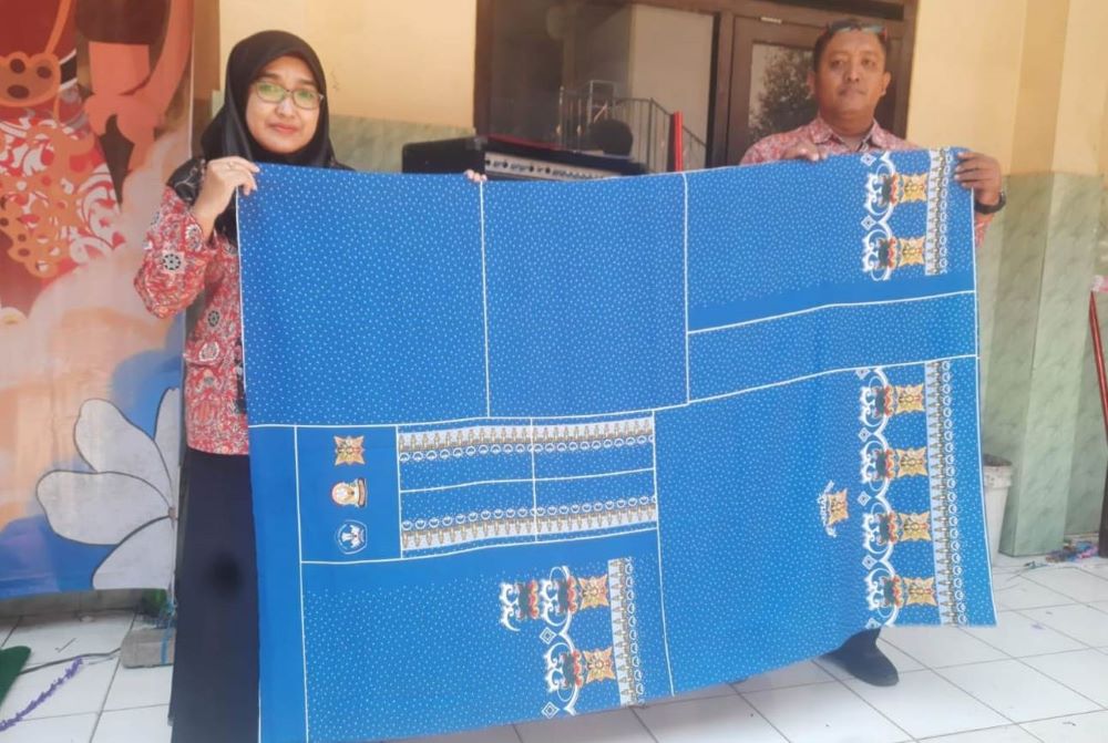 PEDULI PENDIDIKAN: Pemkab Mojokerto melalui Dispendik kembali salurkan seragam gratis untuk peserta didik pada tahun ajaran 2024/2025.