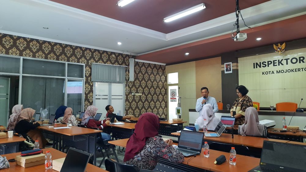 BERBASIS APLIKASI: Auditor Itjen Kemengdagri Nova Christine didampingi Plt Inspektur Kota Mojokerto Amin Wachid saat menggelar coaching clinic, Jumat (26/7).