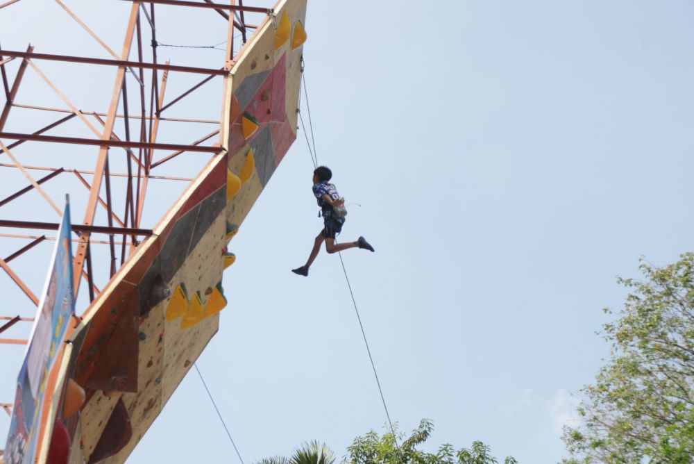 JARING BIBIT ANDALAN: Pertandingan final kompetisi panjat tebing Majaventure Sport Climbing 2024 di arena wall climbing FPTI Kota Mojokerto, halaman GOR Tenis Indoor, Minggu (28/7).