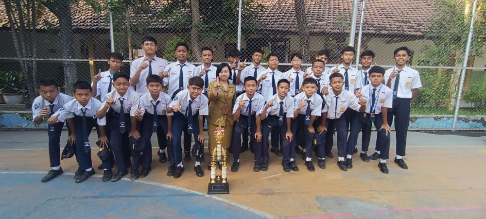 JADI MOTIVASI: Kepala SMPN 1 Mojokerto Irene Darmono menyerahkan penghargaan pada siswa berprestasi dalam Senin Apresiasi.