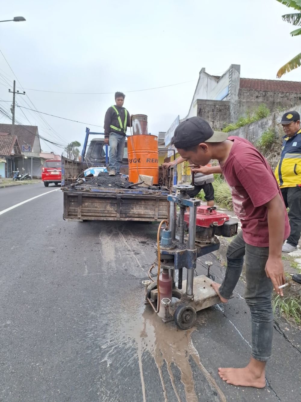 BERKUALITAS: Tim penguji Dinas PUPR Kabupaten Mojokerto mengambil sampel aspal di ruas jalan Lebaksono-Slepi.