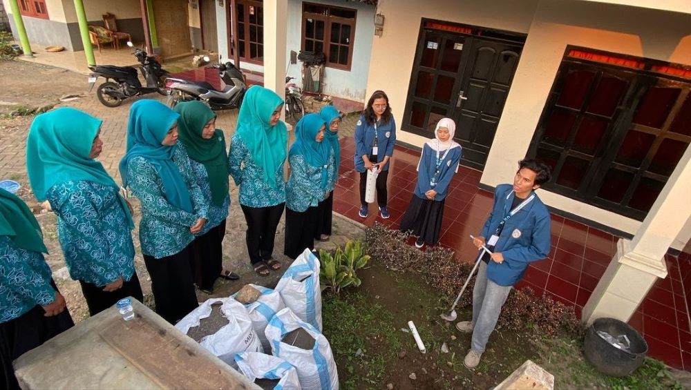 BERDAYA: Anggota TP PKK Desa Cembor, Kecamatan Pacet berlatih membuat biopori untuk mengelola sampah organik.