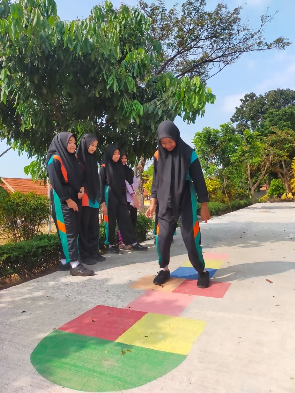 SEHAT FISIK: Siswa SMAN 1 Pacet memainkan permainan tradisional sebagai wujud penerapan implementasi GSS.
