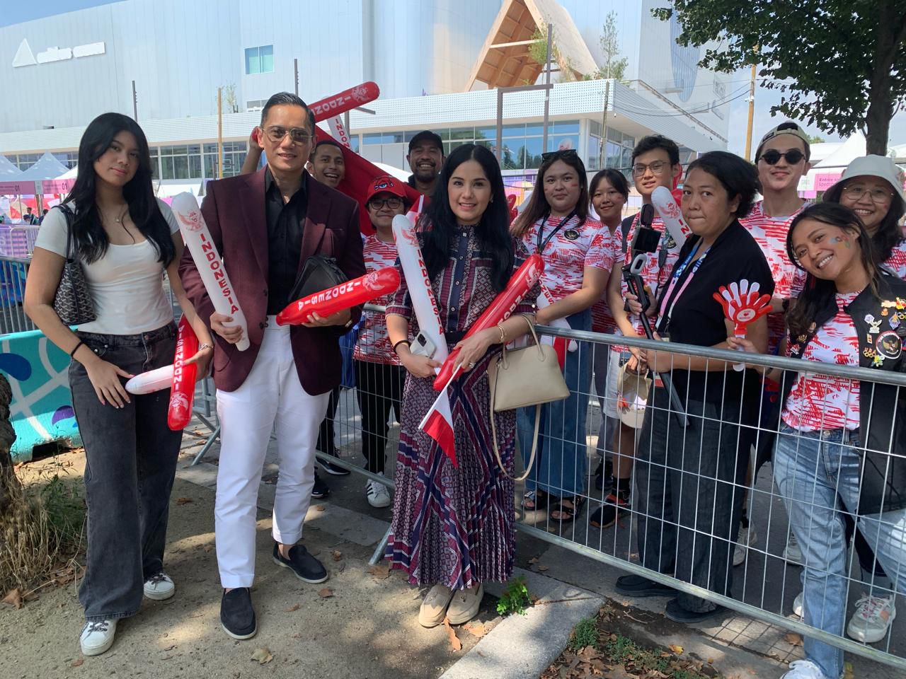 Menteri ATR/BPN Agus Harimurti Yudhoyono menyaksikan pertandingan badminton Olimpiade Paris 2024 di Porte de la Chapelle Arena, Rabu (31/07/2024 bersama istri, Annisa Pohan dan putrinya, Almira Tungga