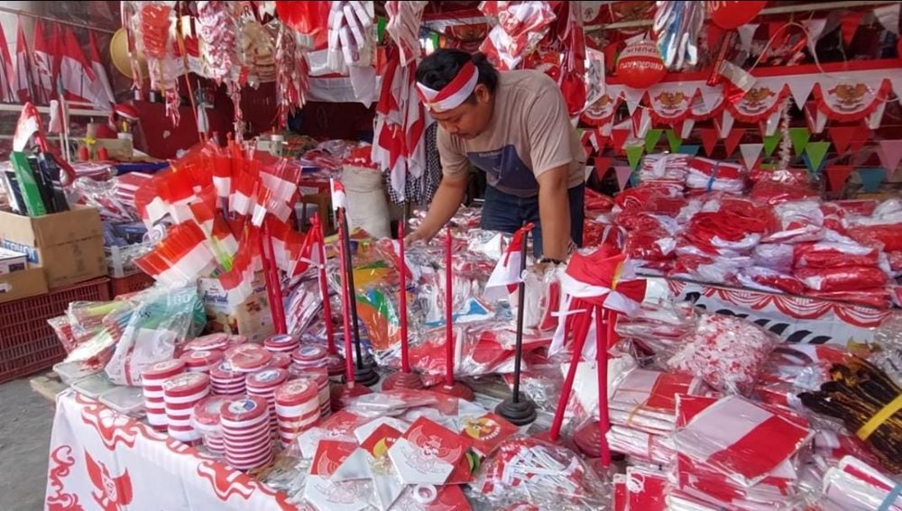SEMARAK KEMERDEKAAN: Pedagang bendera merah putih dan umbul-umbul di Pasar Tanjung Anyar Kota Mojokerto kebanjiran order jelang HUT ke-79 Kemerdekaan RI.