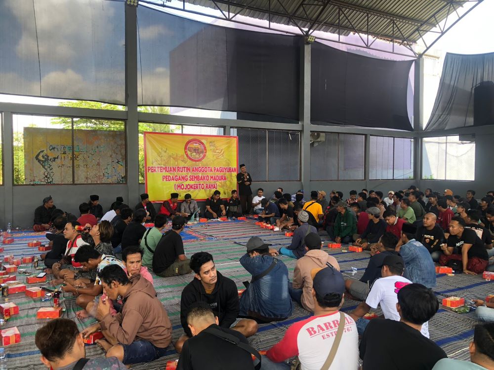 GUYUB: Suasana pertemuan rutin paguyuban pedagang sembako Madas di GOR Kusno, Kelurahan Meri, kemarin (1/8).